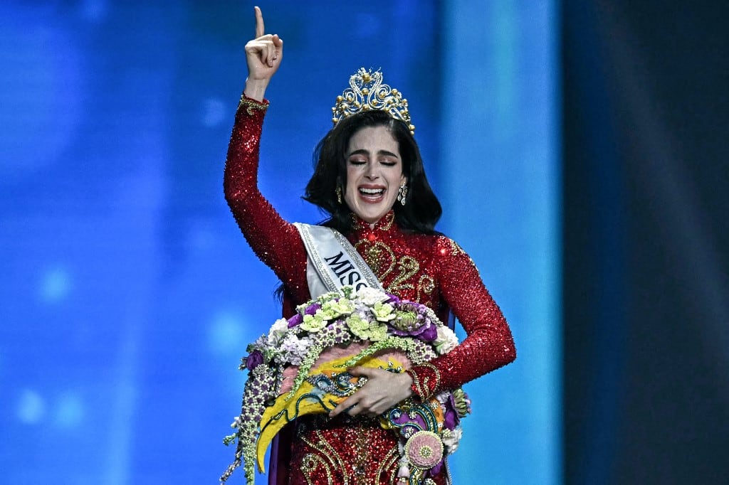 Miss México Fátima Bosch celebra su victoria en el concurso Miss Universo 2025 en Nonthaburi, al norte de Bangkok, el 21 de noviembre de 2025 | Foto: AFP