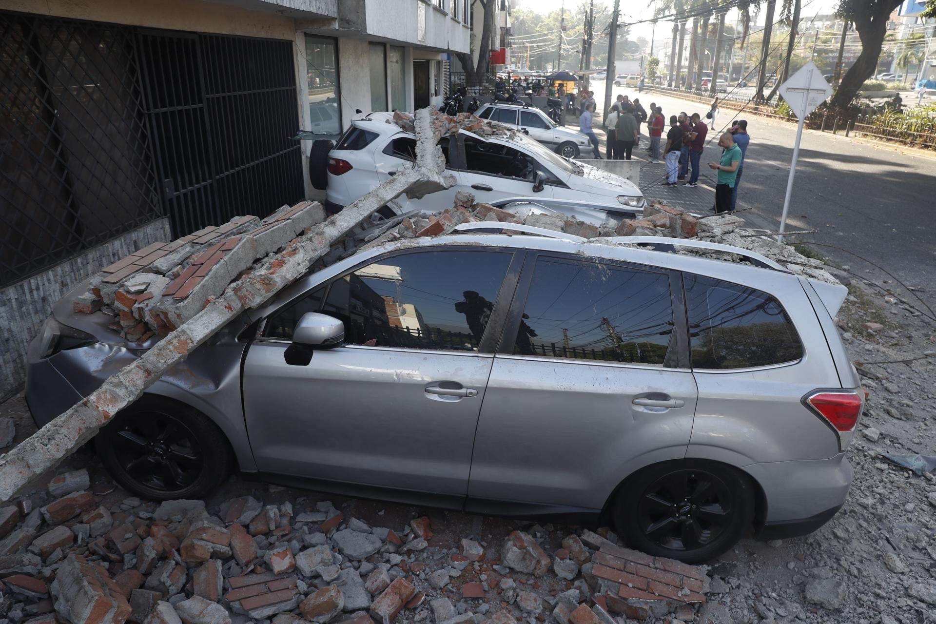 Vehículos afectados por un muro tras un fuerte terremoto en Cali, Colombia. (EFE/ Ernesto Guzmán).