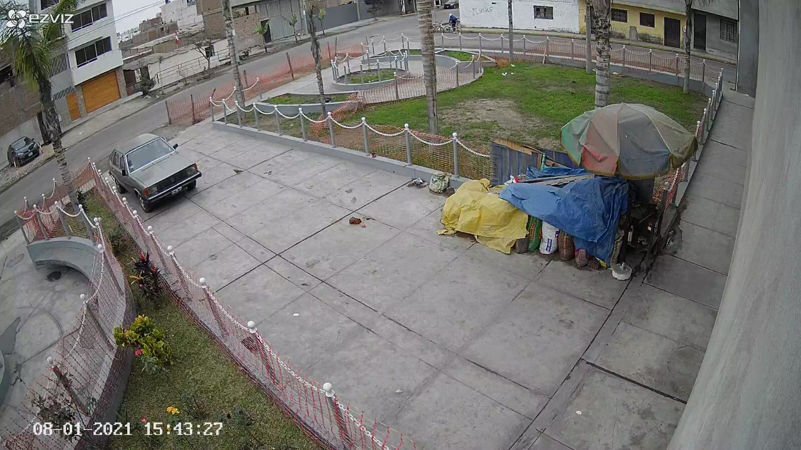 Una vez solo, el delincuente se sube a una bicicleta y se lleva empujando la otra. (Parte 3)