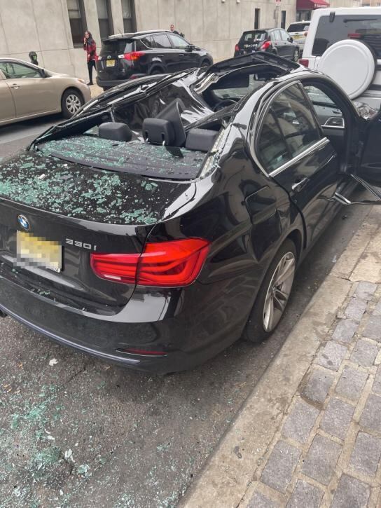 El auto que soportó la caída del sujeto quedó totalmente destrozado. (Foto: @christinaabrii/Twitter)