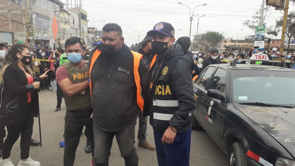 Yenzy Yonel Pérez Yngunza (35), ‘Pongo’, Julio Daniel Frías Ramos (42), ‘Pelé’, y Luis Enrique García Rosas (51), ‘Cuto’, fueron intervenidos en el frustrado asalto a un banco, en Villa El Salvador. (foto: Mónica Rochabrum/TROME)