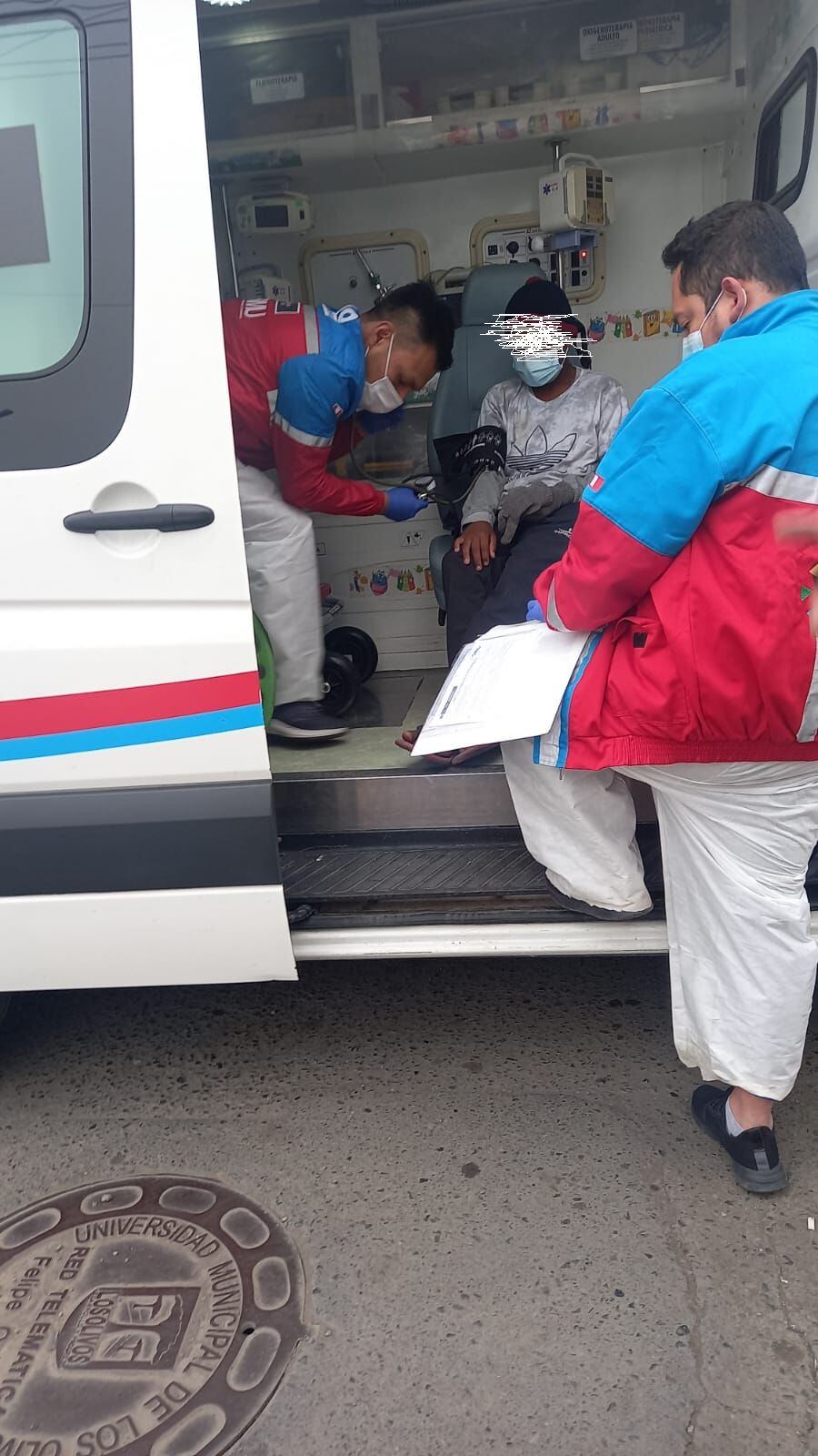 Luego de ser auxiliado, menor fue atendido por paramédicos.