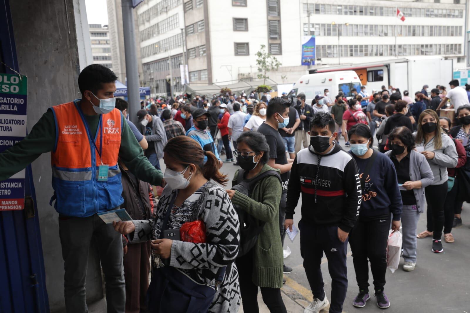 Los trabajadores y comerciantes pasaron un control estricto para ingresar a las galerías. (Britanie Arroyo / @photo.gec)