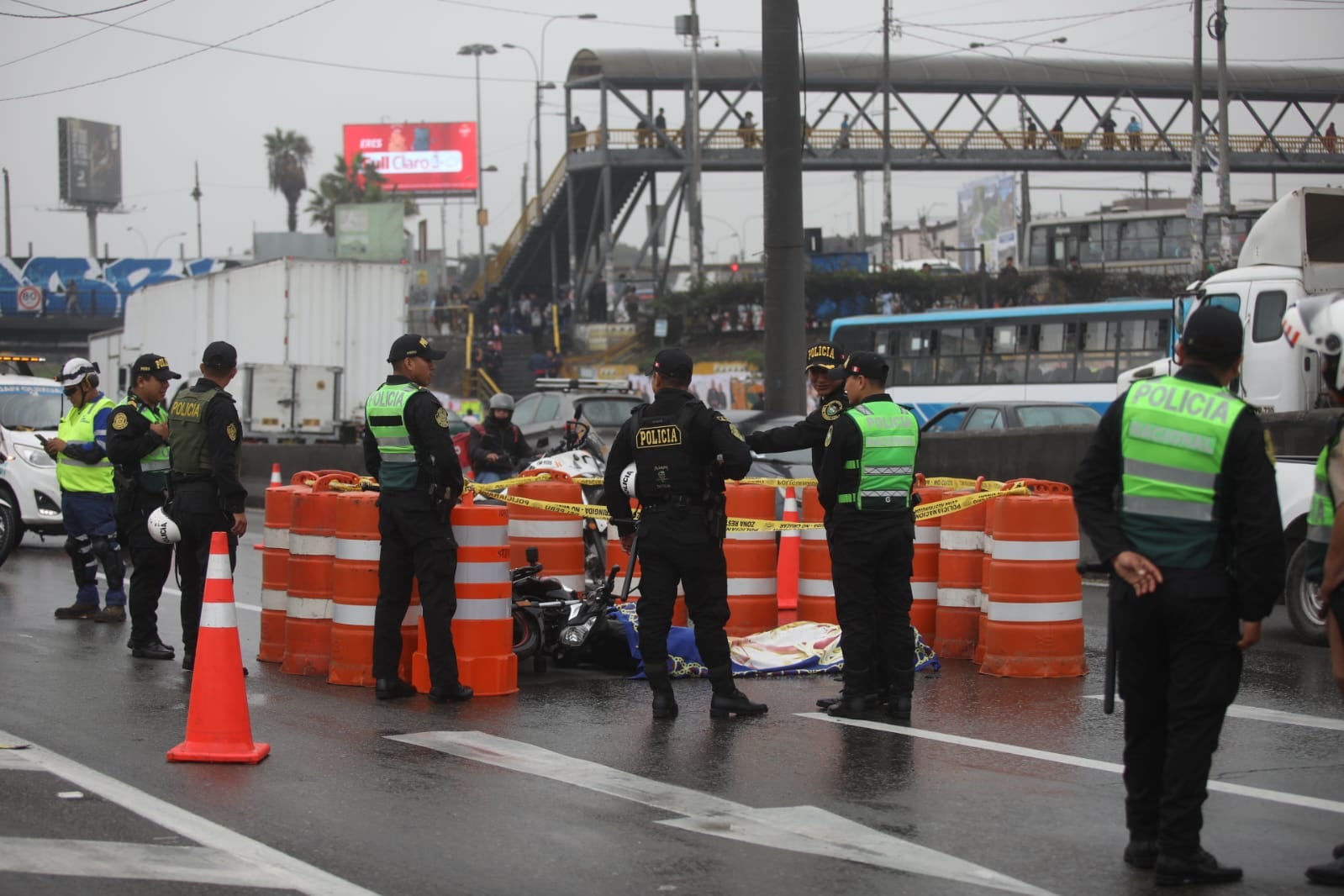 Los dos fallecidos fueron recogidos luego de horas con presencia de la fiscalía y la PNP en la Vía de Evitamiento altura del Puente Acho. (Foto: Diana Marcelo / @photo.gec)