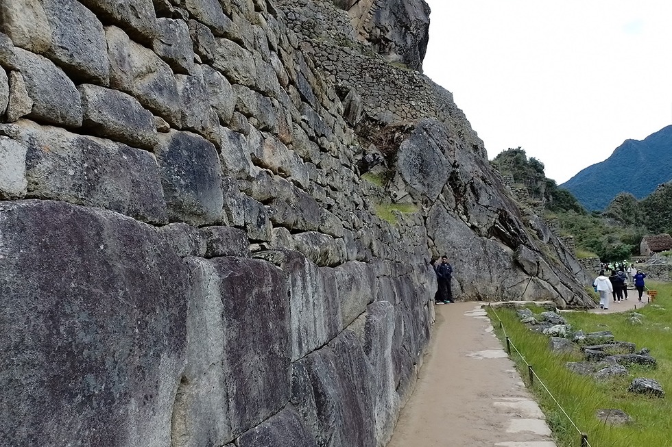 De este grupo de impresionantes construcciones, hoy solo queda la Gran Pirámide, enviada a construir por el emperador Keops durante la cuarta dinastía del antiguo Egipto, pues las otras han sufrido el paso del tiempo, guerras y a la humanidad misma. Todas fueron increíbles muestras del poder de civilizaciones y culturas pasadas que hasta hoy perduran en el recuerdo y la historia de la humanidad.