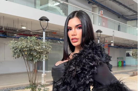 Samantha Batallanos fue vista con un misterioso galán, quien la acompaña a todo lugar.