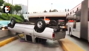 Camioneta del Congreso se vuelca en carril exclusivo del Metropolitano y paraliza el servicio en plena hora punta