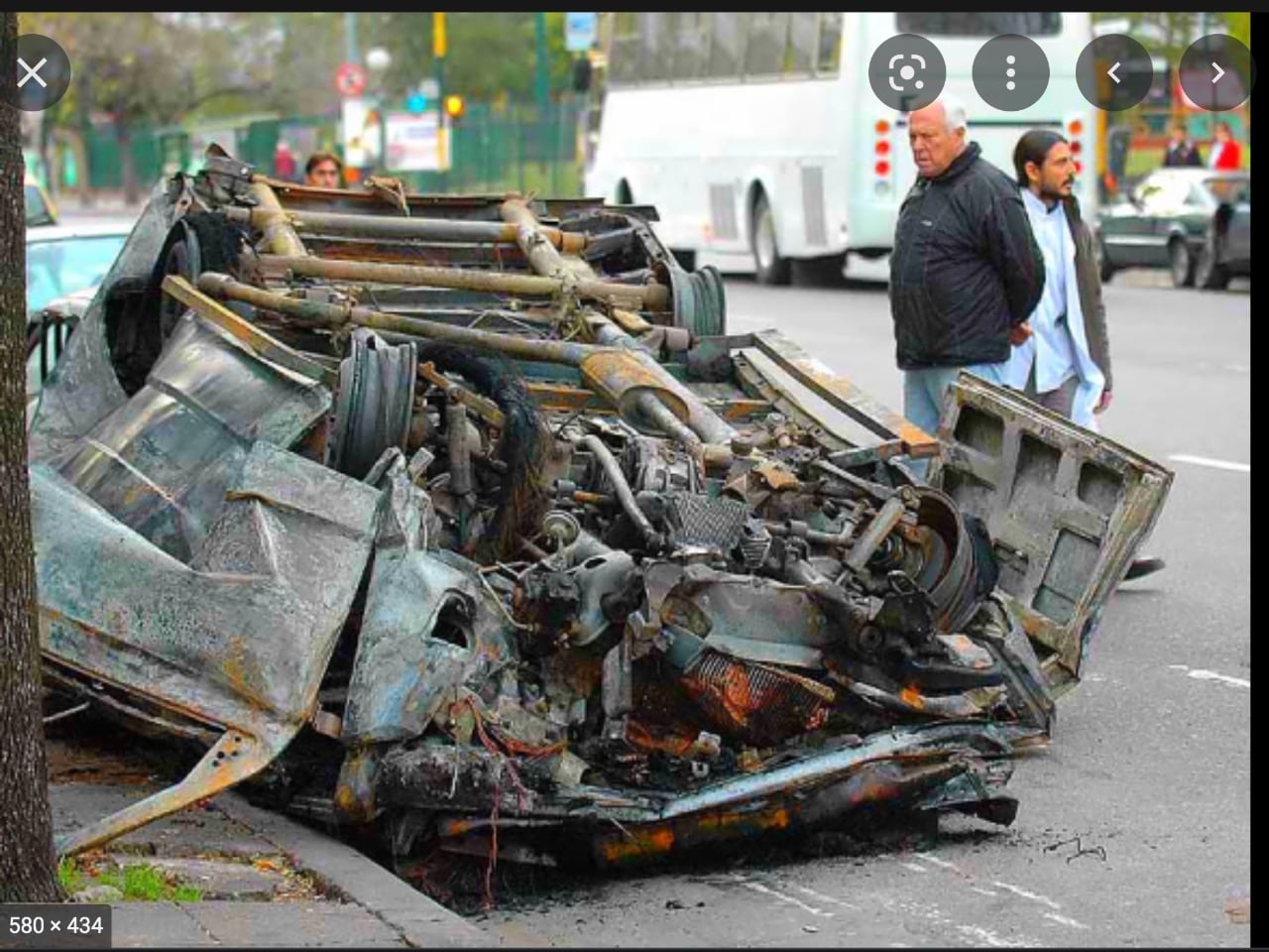 Así quedó la miniván Mercedes Benz donde murieron los integrantes del grupo Néctar en Buenos Aires.