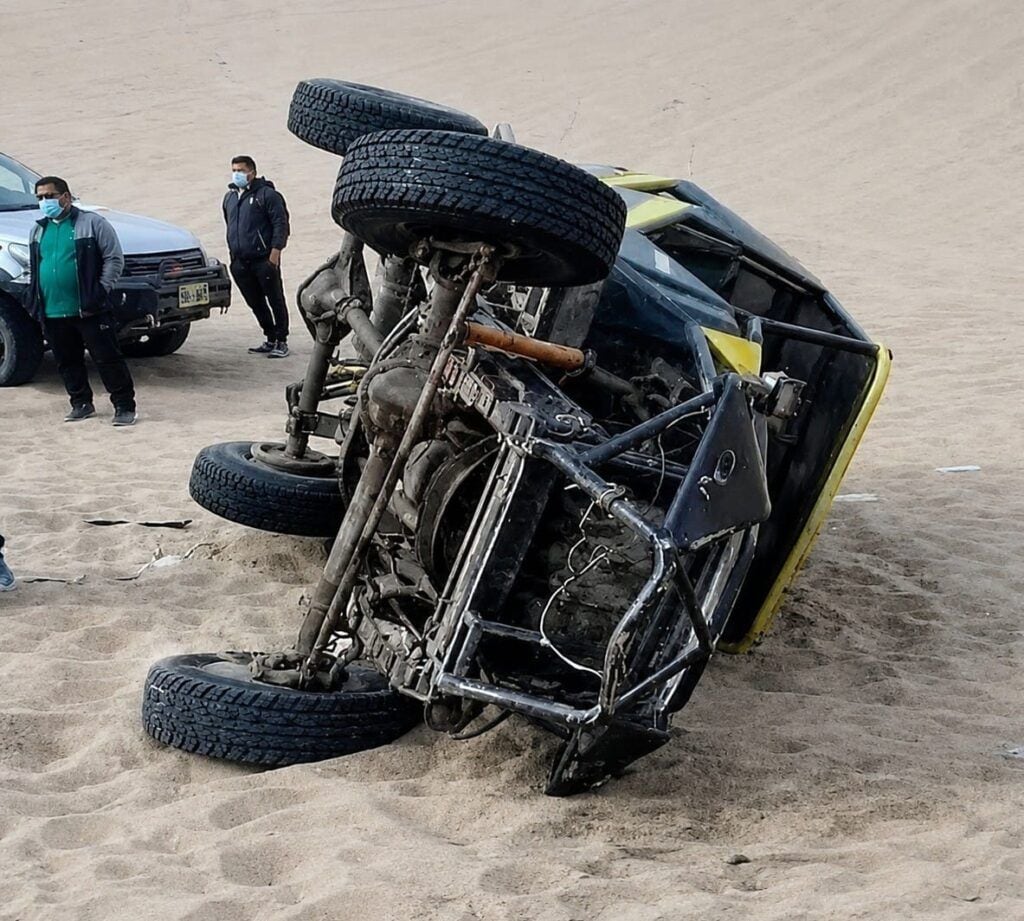Tubular se volcó en Huacachina y deja nueve heridos y a su conductor detenido. (Foto: Diario La Opinión de Ica)
