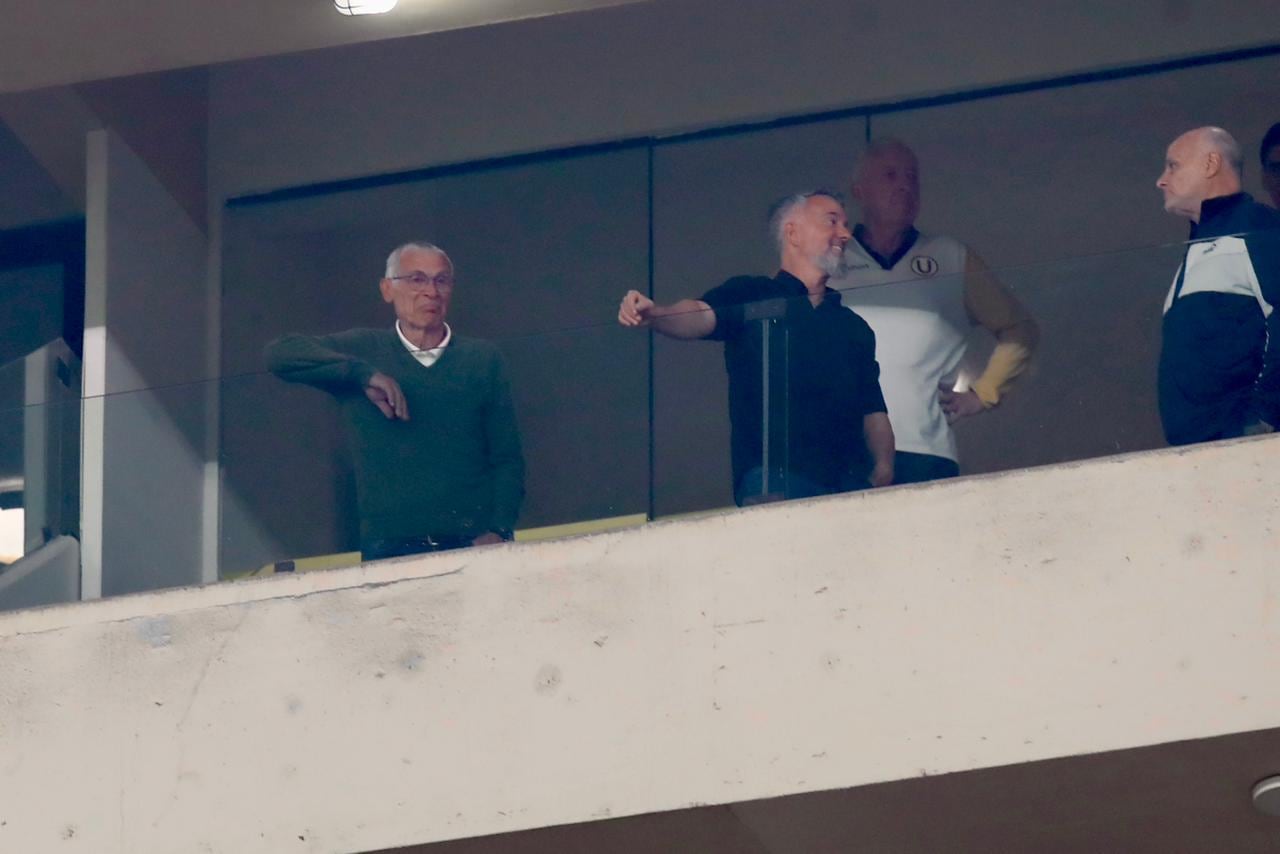 Argentino Héctor Cúper estuvo en el palco presidencial del Estadio Monumental .(Foto: Fernando Sangama / @photo.gec)