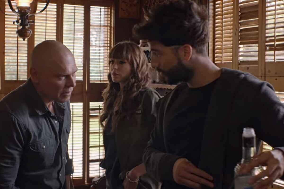 El tatuaje en el cuello de Charly desapareció en esta escena de la segunda temporada de "La reina del flow" (Foto: Caracol TV)