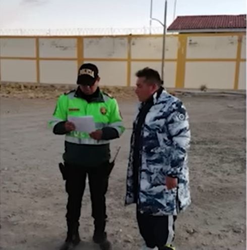 Esta es una imagen de Jhon Cruz Arce momentos antes de ser excarcelado.