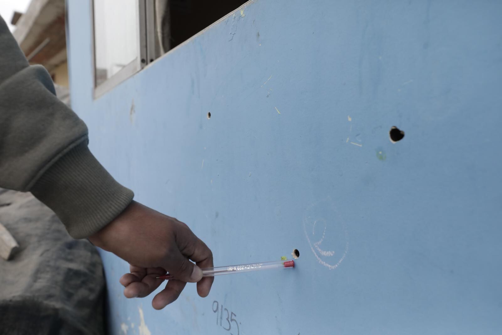 Casa de madera terminó con tres orificios de bala en la parte de afuera. | Foto: Jessica Vicente