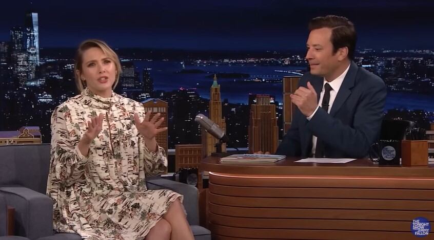 La artista Elizabeth Olsen se presentó con un vestigo largo a la entrevista "The Tonight Show" (Foto: The Tonight Show/Youtube)