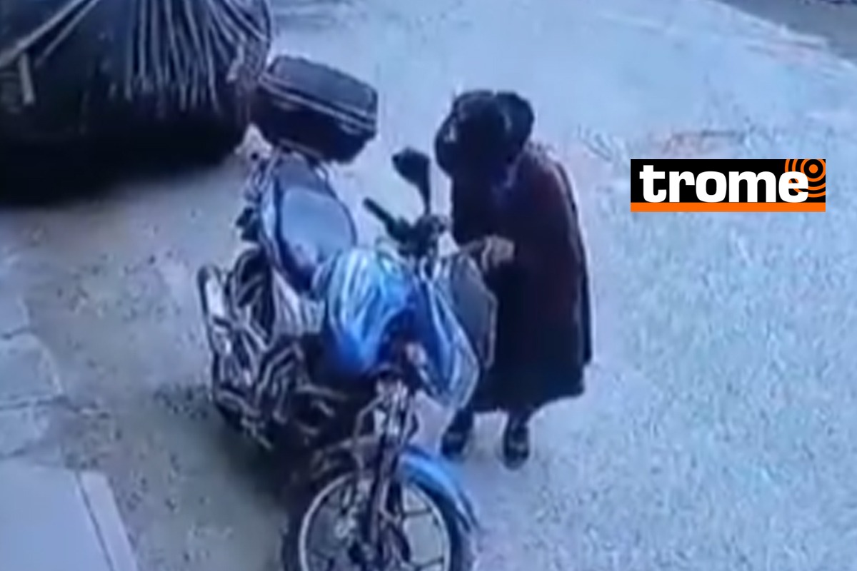 No es la primera vez que la mujer de la tercera edad roba partes de motos.