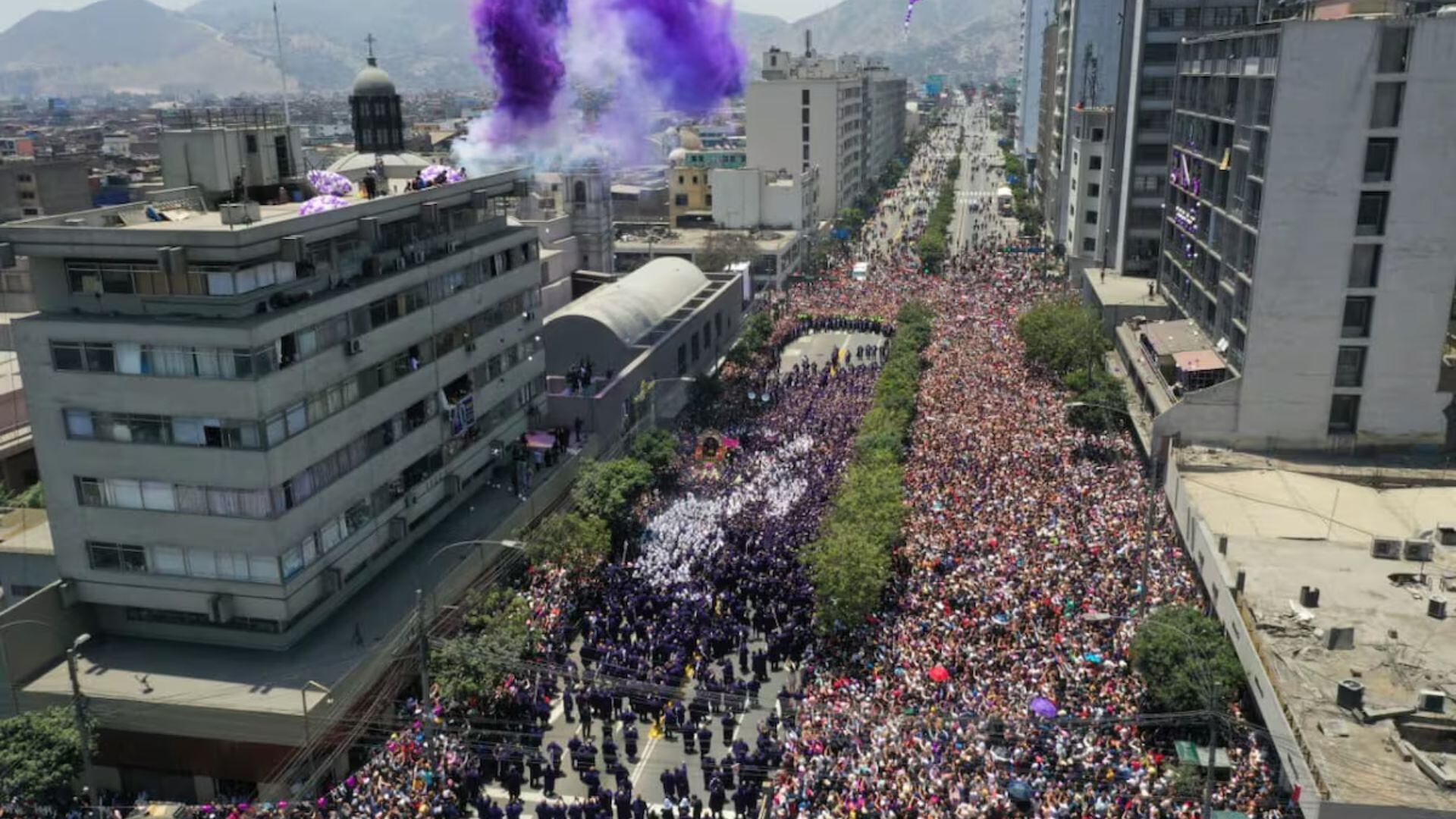 Miles de feligreses madrugaron para acompañar al Cristo de Pachacamilla
