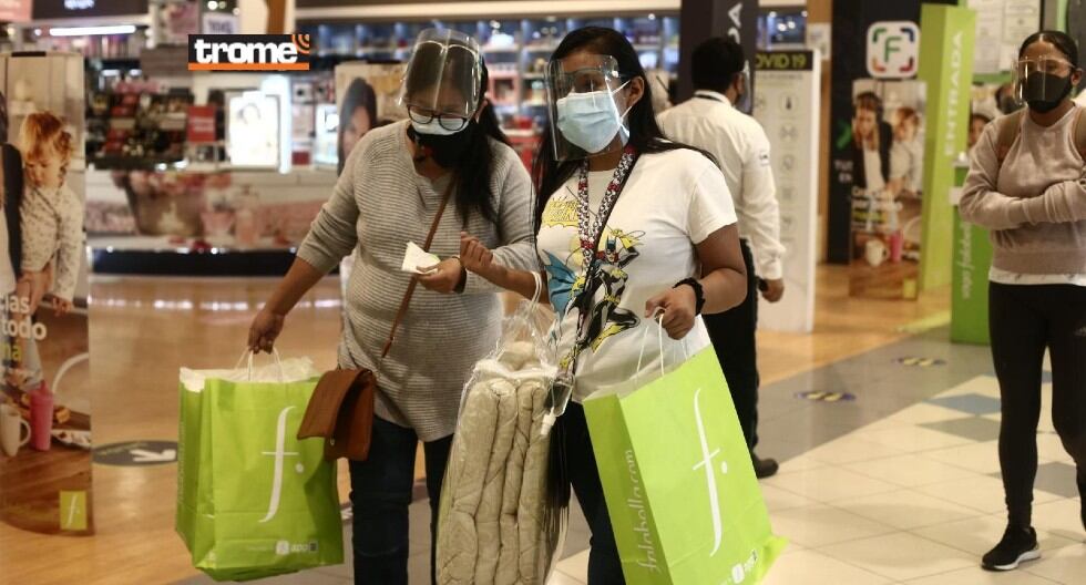 Centros comerciales con ofertas y público puede revisar el aforo en tiempo real. (Trome / Jesús Saucedo)