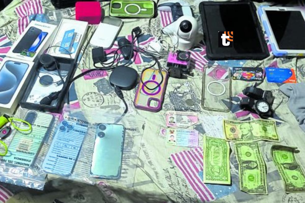Durante el operativo, los agentes incautaron evidencia digital que vincularía a los sospechosos con el cobro de cupos a comerciantes del distrito.