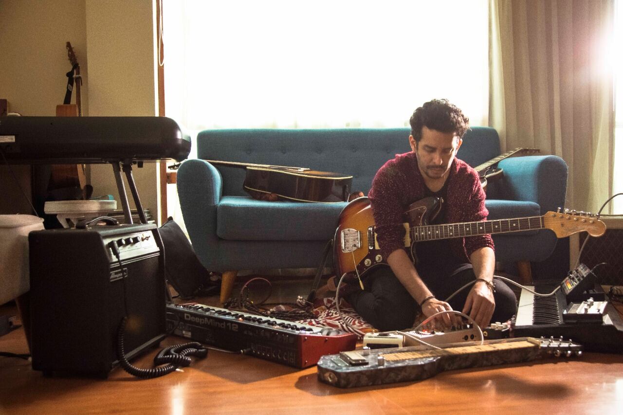 Abraham Palomino, conocido compositor y productor musical, que estaba próximo a sacar su disco, fue objeto de robo de instrumentos musicales, dinero y otras especies de valor de su departamento.