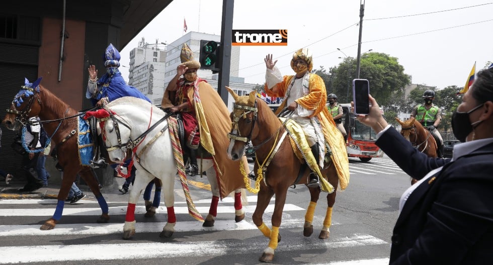 Policías realizan representación de la Bajada de Reyes en Lima. (Entrevista: Isabel Medina / Trome / Fotos: Britanie Arroyo)