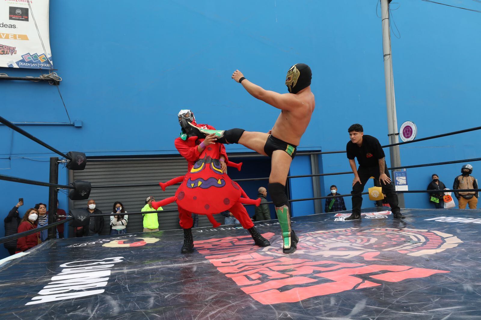 Los Gladiadores participaron en campaña de Essalud contra el cáncer de mama. Foto: Essalud.