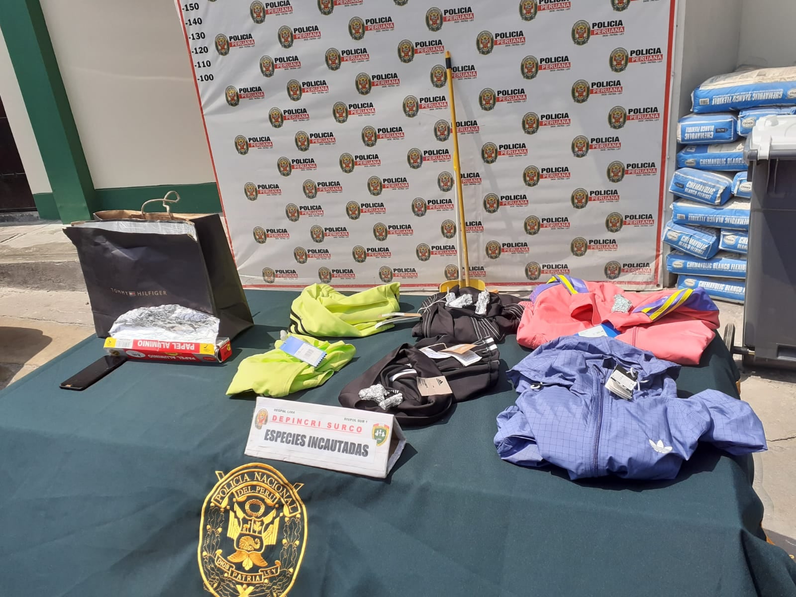 Esta banda de 'Los Chamos Tenderos' fue desbaratada al ser detenidos con ropa robada de un centro comercial. Ellos envolvían los precintos de seguridad con papel aluminio para bloquear los sensores de la puerta. (foto: TROME)