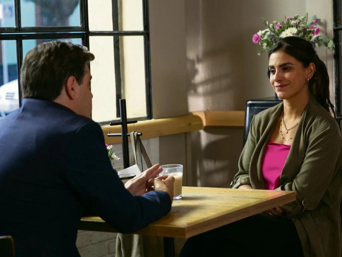 La actriz Liz Gallardo interpreta a Teresa, la madre de Mariana, quien al haber tenido a su hija cuando era muy joven, todavía se comporta como adolescente. (Foto: Netflix)