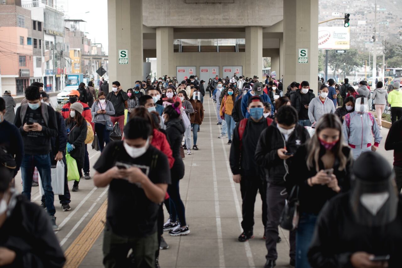 Durante los feriados largos se observa a gran cantidad de público en las estaciones del tren. (Foto: GEC)