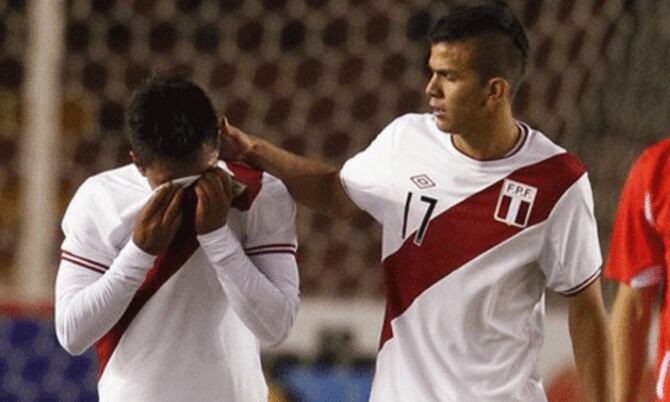 Cueva terminó en llanto. Noronha trata de consolarlo.
