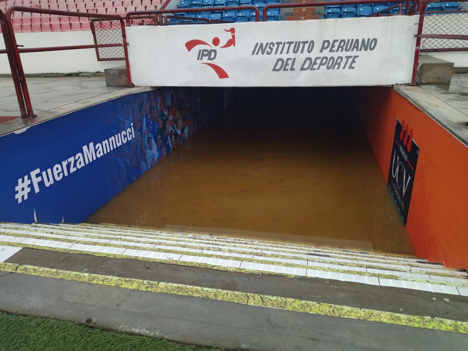 Las aguas de la quebrada de San Ildefonso llegaron hasta el Estadio Mansiche.(Foto: Carlos Balarezo)