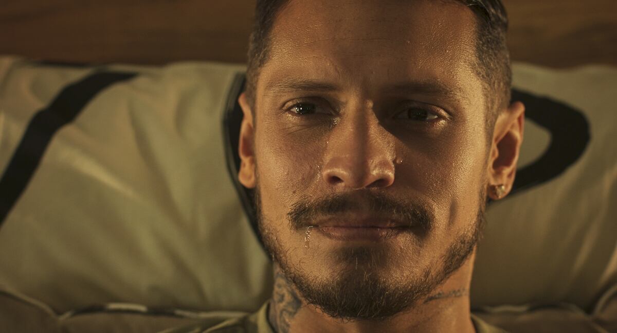 La serie "Contigo capitán" busca contar lo que vivió el futbolista Paolo Guerrero más allá de lo visto en cámaras y reportajes. Para ello también se toman algunas licencias y aparecen personajes ficticios. (Foto: Netflix)