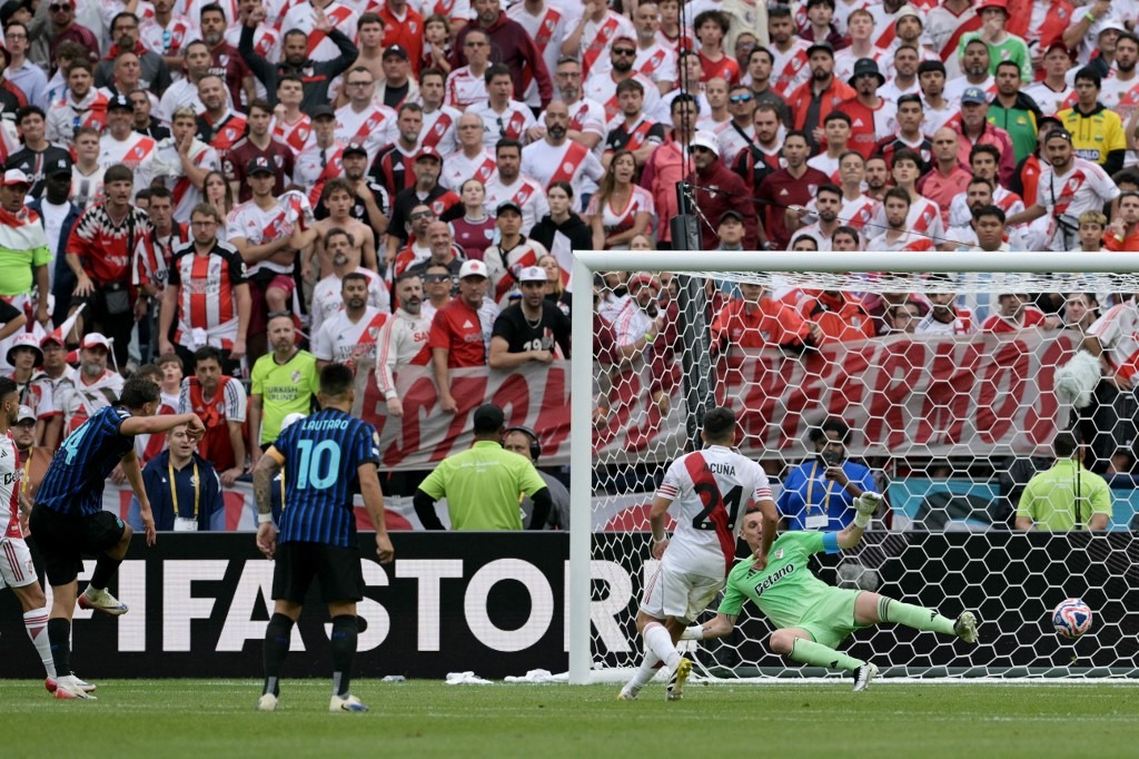 Esposito marcó el primero del Inter. (Photo by JUAN MABROMATA / AFP)