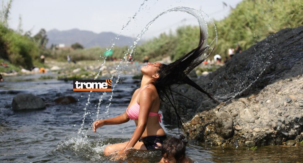 Varias familias optaron por refrescarse del calor en el rio Lurín. (Foto Julio Reaño / Trome)