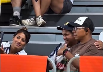 Edison Flores no se negó a tomarse fotos con los aficionados. (Latina)