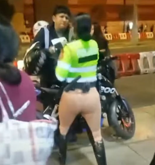 Pareja agrede físicamente de mujer policía tras ser intervenidos.