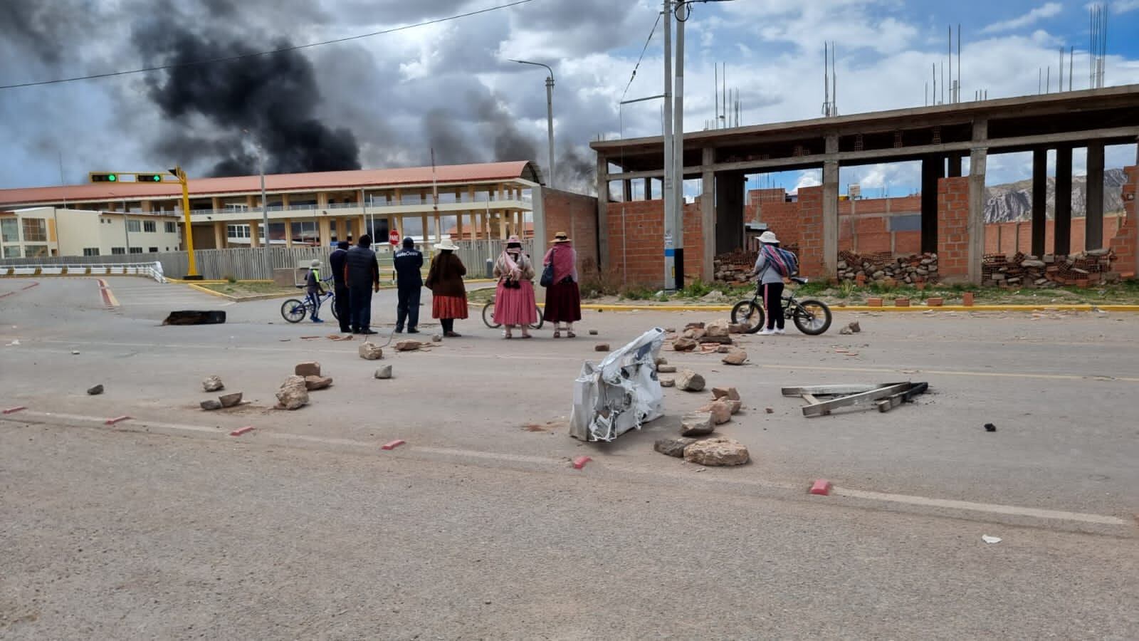 Decenas de manifestantes llegaron hasta el frontis del establecimiento.