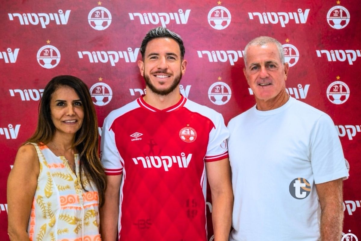 Adrián Ugarriza posa con su nueva camiseta en Israel (Foto: @HBS_FC)