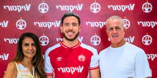 Adrián Ugarriza posa con su nueva camiseta en Israel (Foto: @HBS_FC)