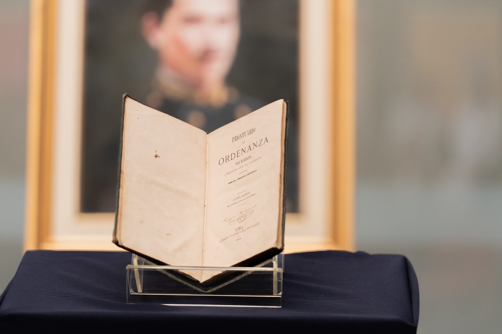 Recuperan libro único con la firma de Enrique Bolognesi