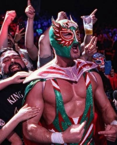 Grande Americano celebra con el público. (WWE)