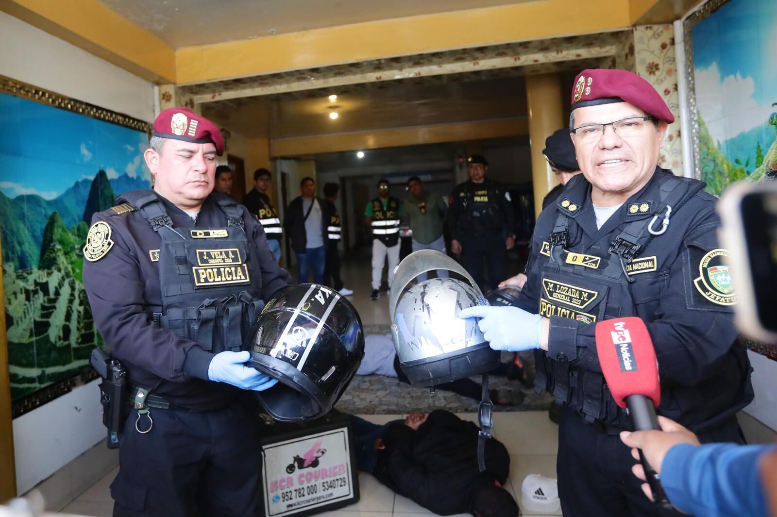Jefe de la Región Policial Lima, general Manuel Lozada, y jefe del Escuadrón de Emergencia, coronel Javier Vela, muestran dos de los tres cascos de moto hallados en el escondite de los rateros. | Foto: Jesús Saucedo / Diario Trome