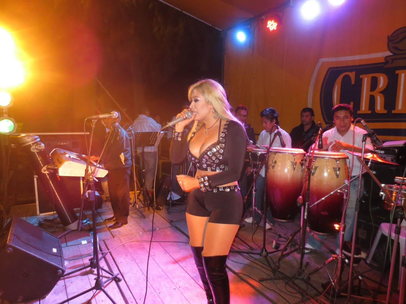 Jackie Castañeda es cantante, animadora y recordada vedette