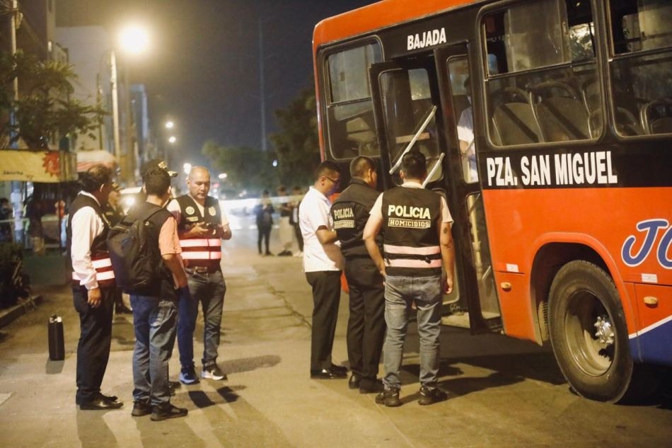 Balean a chofer de la línea de buses el Rápido en plena avenida 12 de octubre en San Martín de Porres. (Foto: cesar.grados@photo.gec)