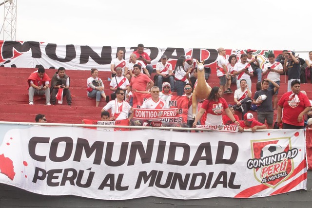 Hinchas peruanos alientan a la selección previo a su encuentro con Paraguay en Ciudad del Este. Foto: Alan Ramírez