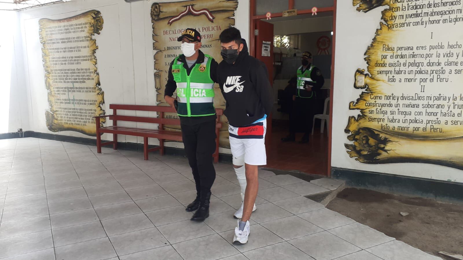 Jackson Jesús Castro López (19) y Jhoan Daniel Álvarez Peralta (39), asaltaron a una pareja. (foto: Mónica Rochabrum/Trome)