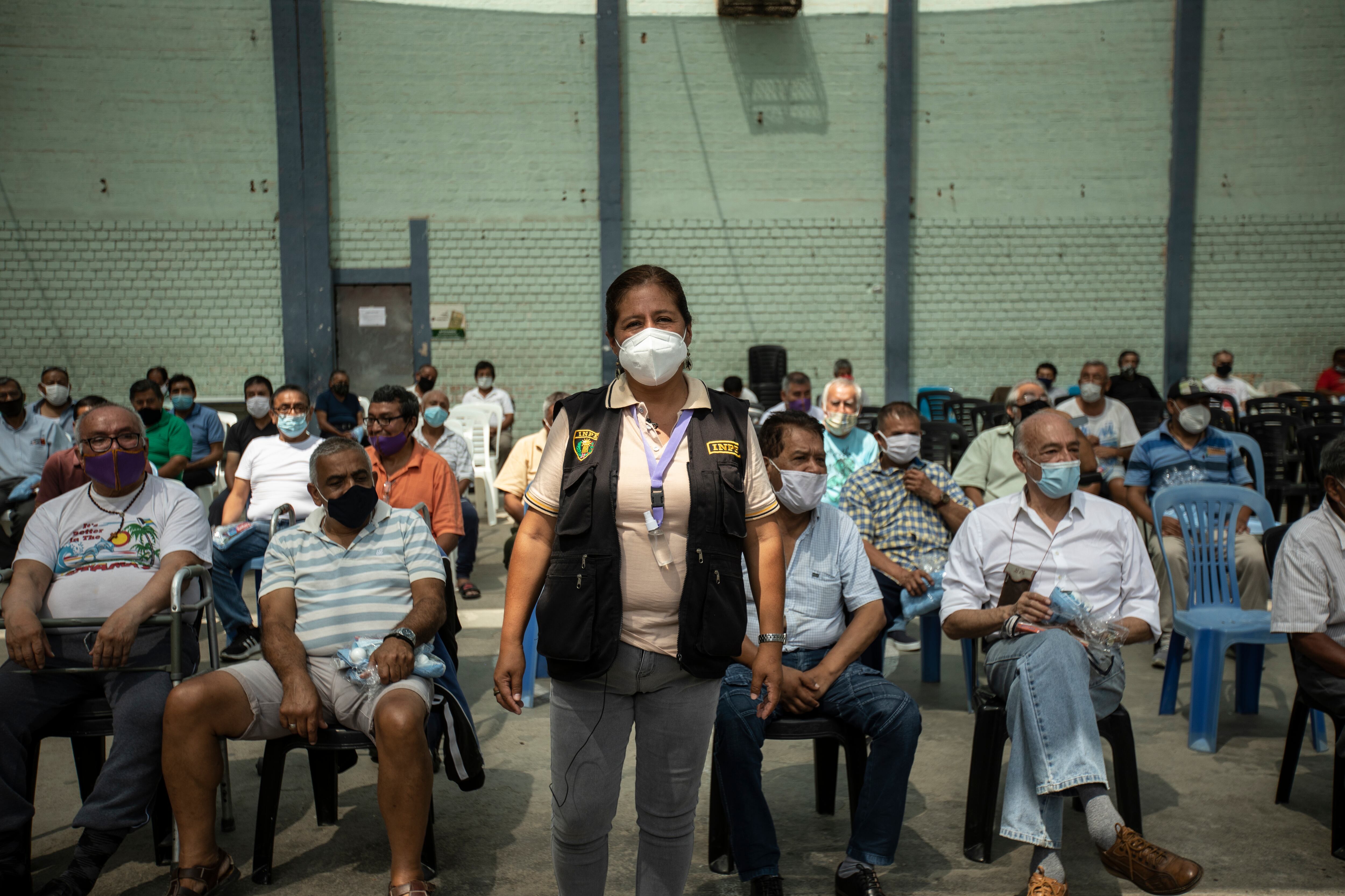 Los internos la consideran su 'madre' o su 'hermana', porque los escucha y aconseja. | Foto: José Rojas Bashe.