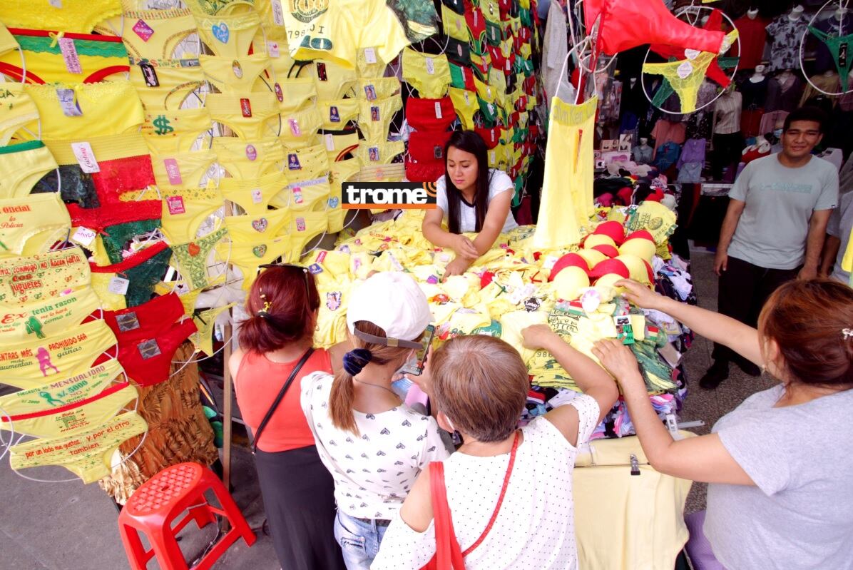 Empezó la oferta de calzones amarillos con ocurrentes frases para recibir el 2024. (Entrevista: Isabel Medina / Foto: Alan Ramíez / Trome).