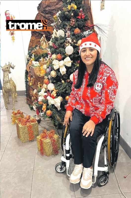 EL PILAR DE LA ALEGRÍA: PILAR JÁUREGUI, de 35 años, nació en Puno y sonríe ante las luces del árbol de Navidad que tiene al costado con los regalos que nos dio en los Parapanameriacanos de Santiago 2023. Allí, nuestra compatriota se colgó la medalla de oro en parabádminton repitiendo la gesta de los Juegos de Lima 2019. Su talento, esfuerzo y dedicación fueron los ingredientes para luchar ante la adversidad. Todo un ejemplo de mujer luchadora.