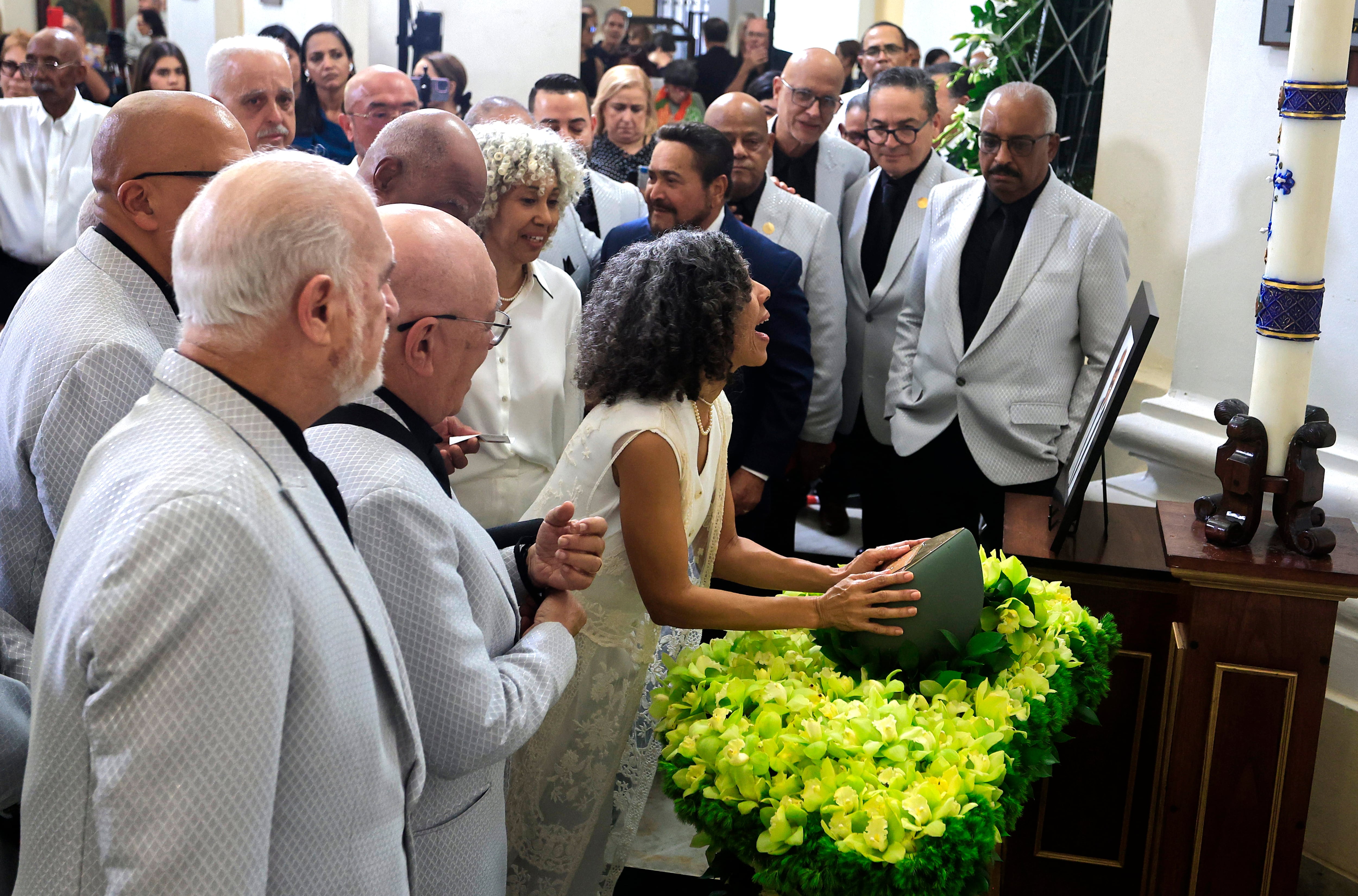 Integrantes del Gran Combo junto a Ivone Ithier, fundador de El Gran Combo de Puerto Rico. (EFE)