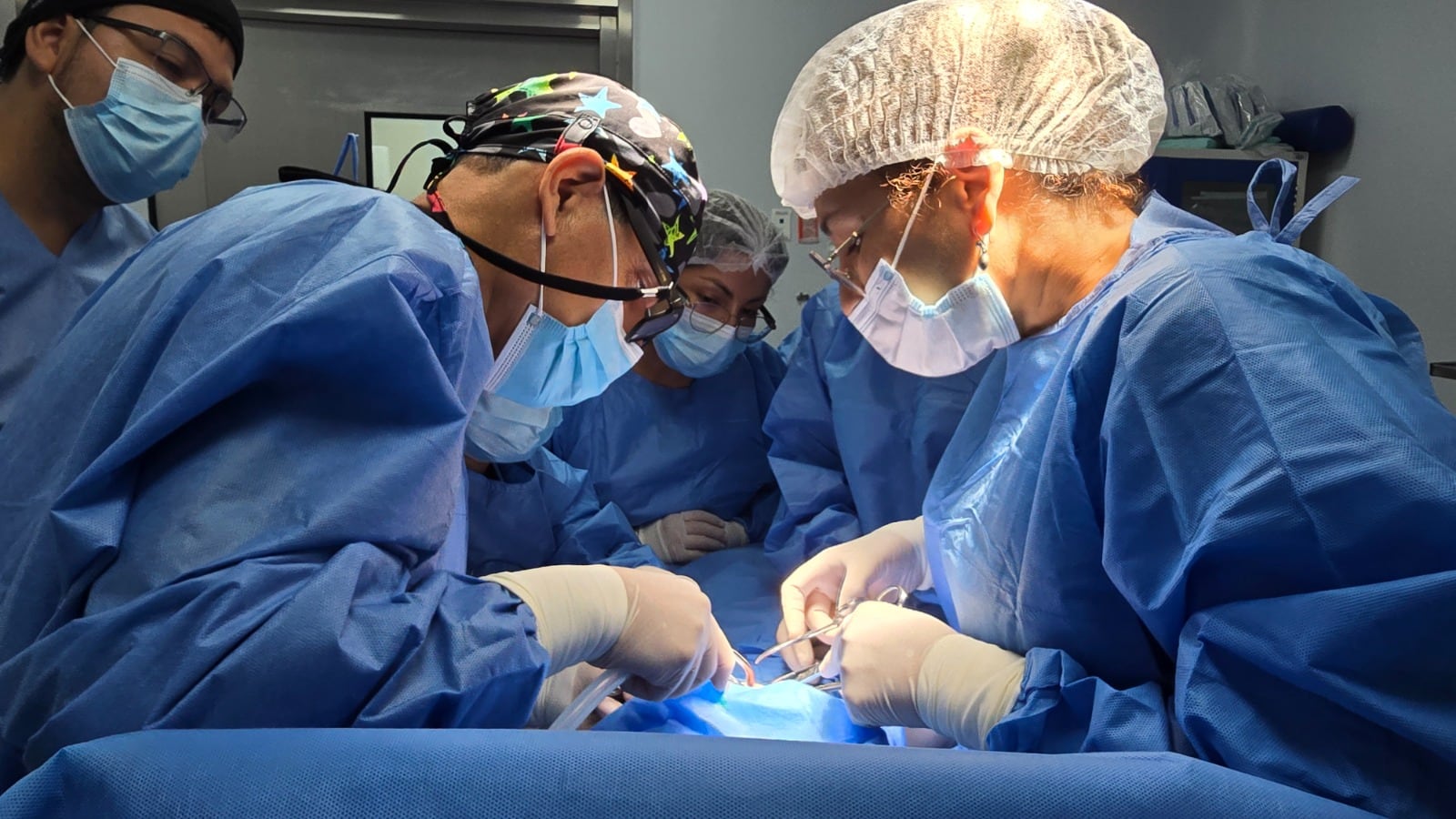 Equipo multidisciplinario realizó una operación de ocho horas para retirar el quiste y reconstruir la vía biliar de la menor. Foto: EsSalud.